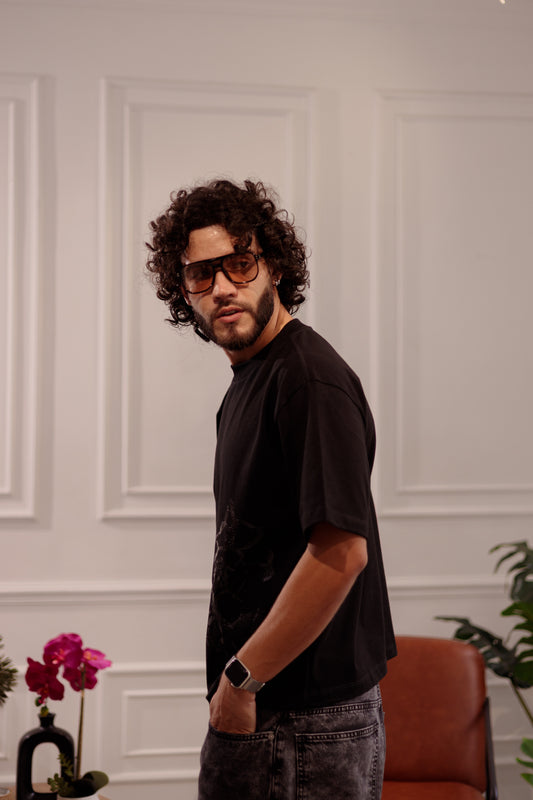 CAMISETA PRESENCIA FLORAL - BOXY FIT NEGRA