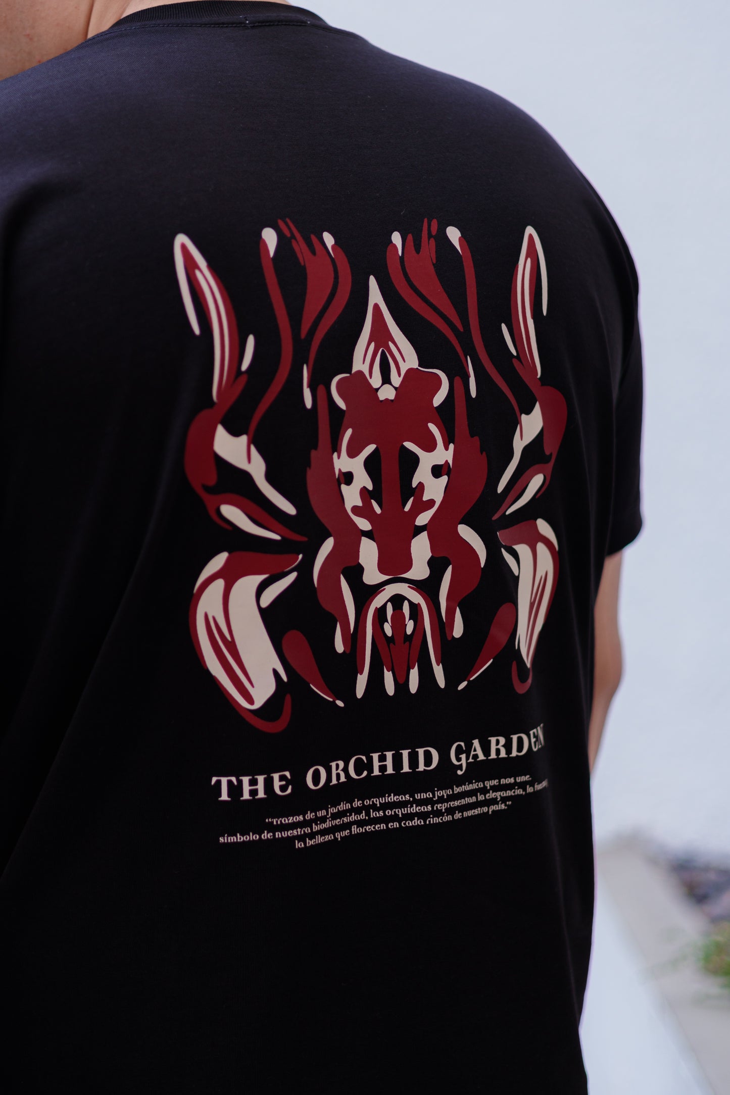 CAMISETA ABSTRACCIÓN FLORAL - REGULAR NEGRA