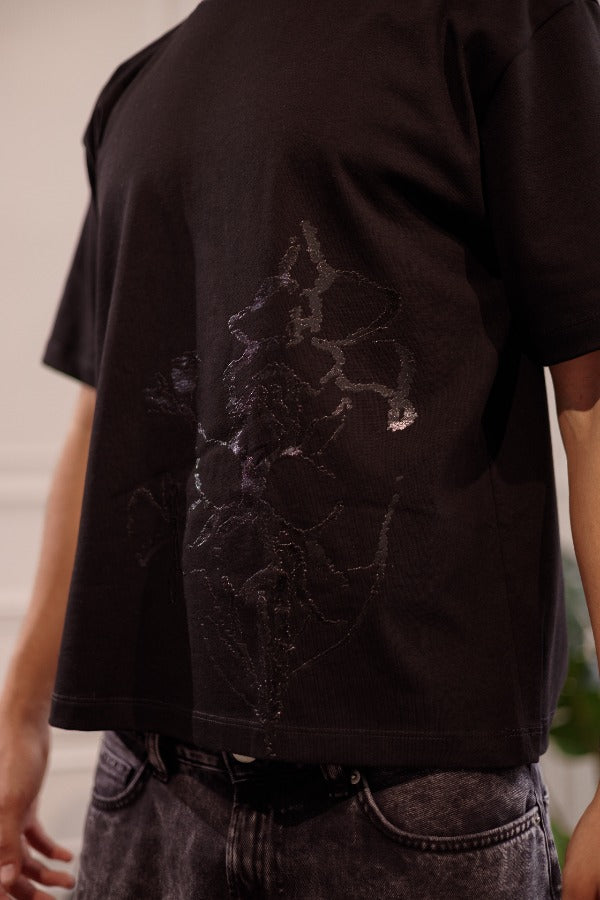 CAMISETA PRESENCIA FLORAL - BOXY FIT NEGRA