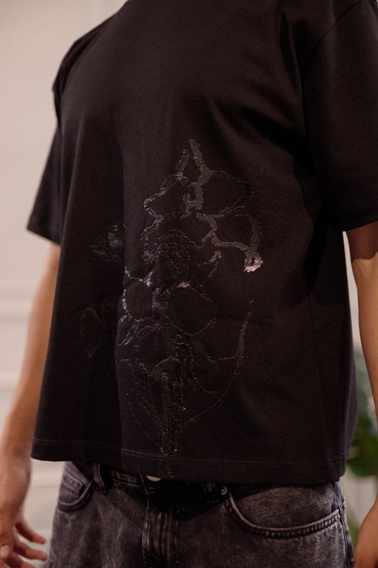 CAMISETA PRESENCIA FLORAL - BOXY FIT NEGRA