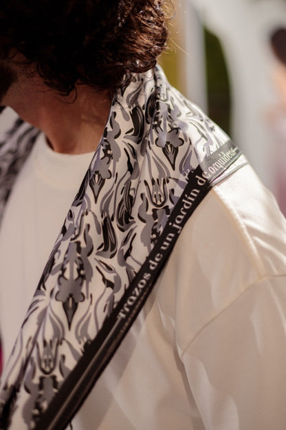 PAÑOLETA ABSTRACCIÓN FLORAL NEGRA