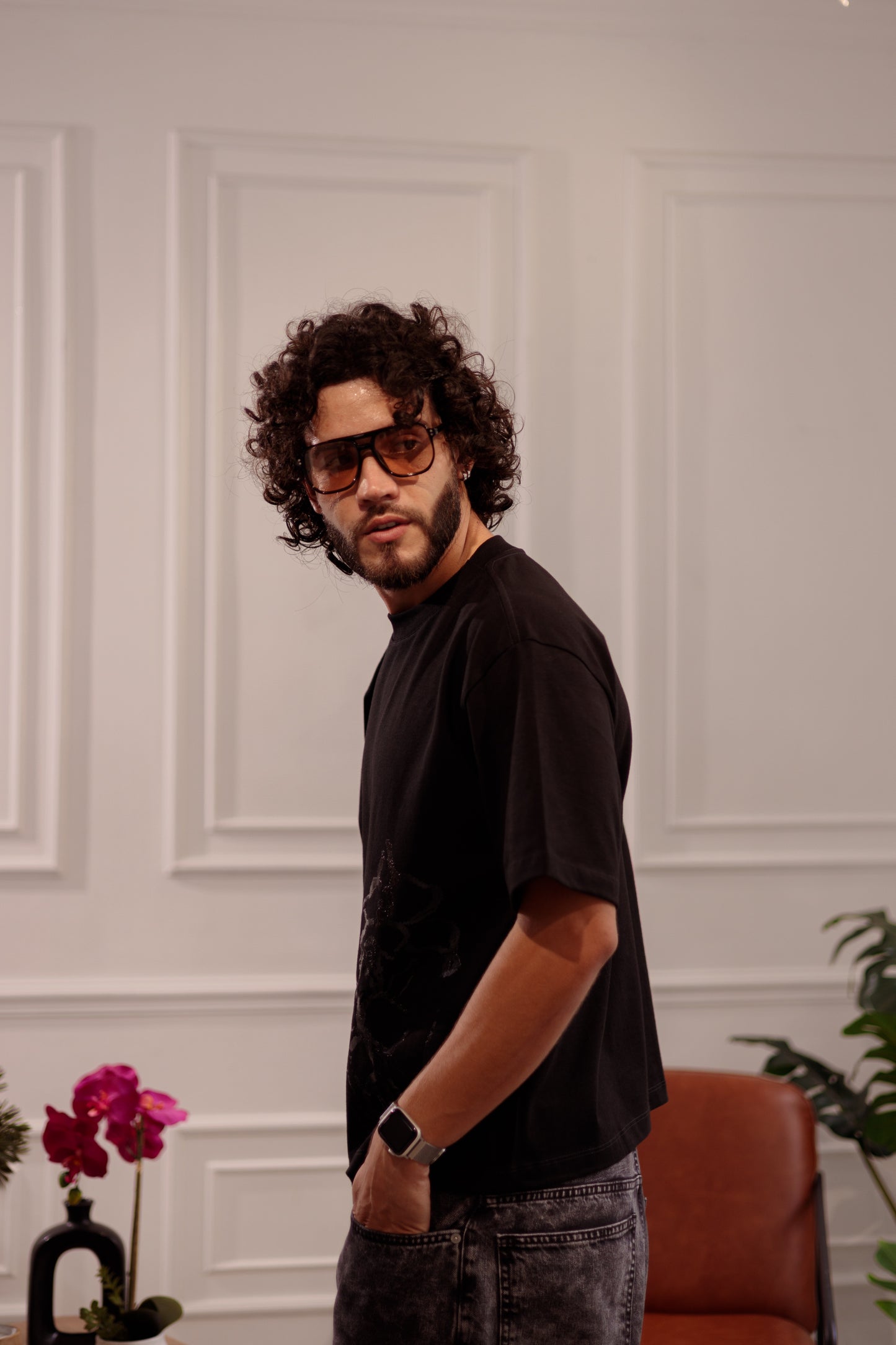 CAMISETA PRESENCIA FLORAL - BOXY FIT NEGRA