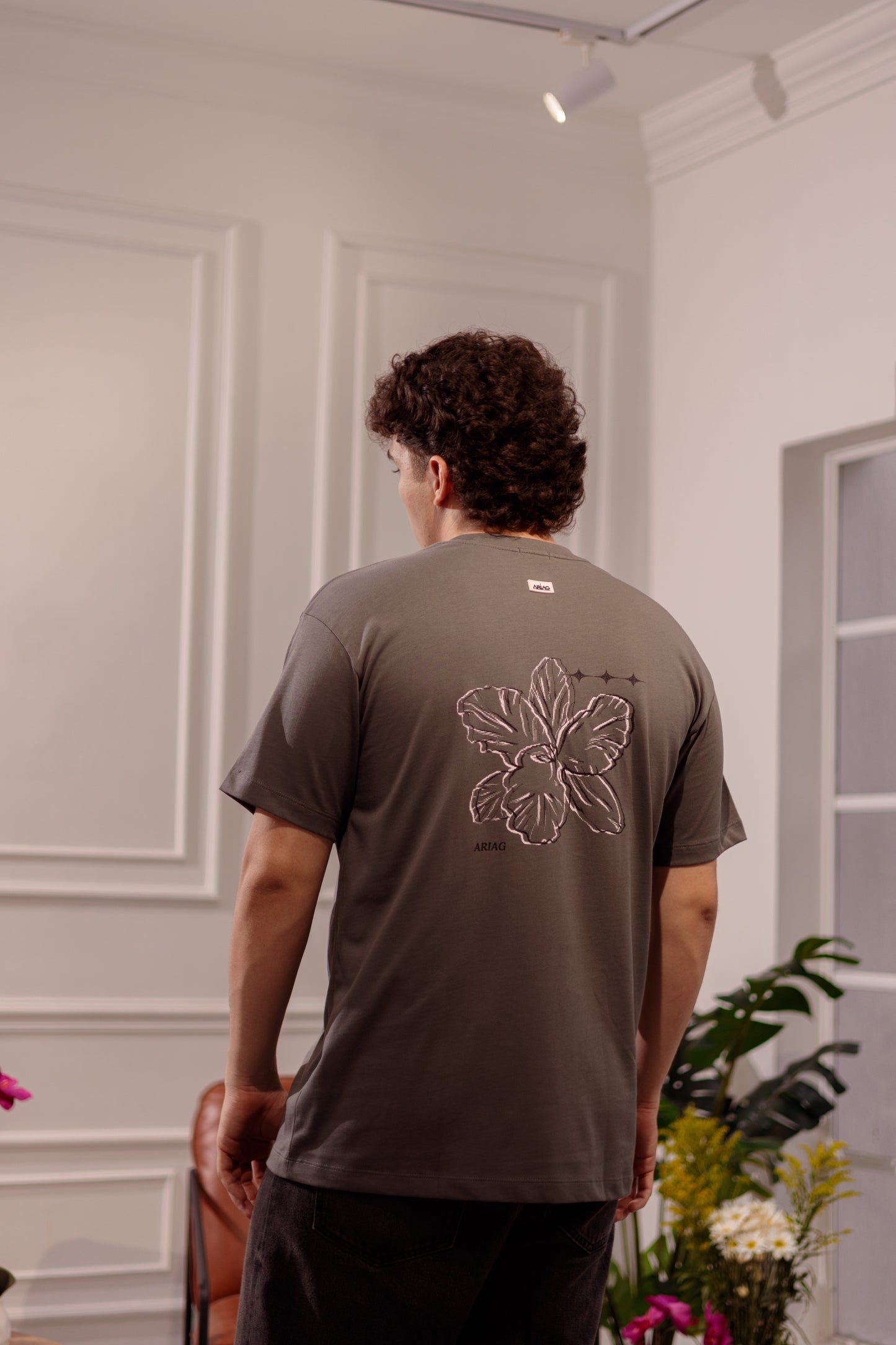 CAMISETA SEMITONO FLORAL - REGULAR GRIS