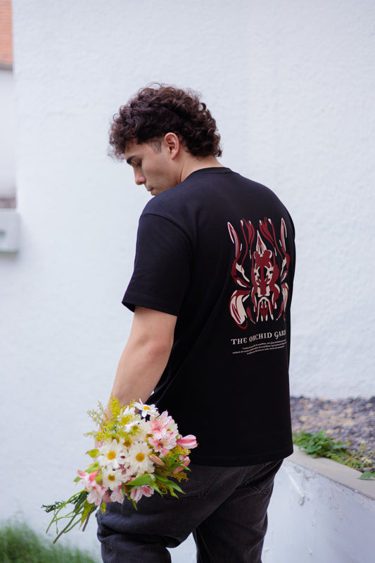 CAMISETA ABSTRACCIÓN FLORAL - REGULAR NEGRA