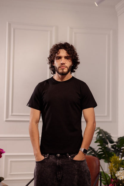 CAMISETA BÁSICA REGULAR - AJUSTADA NEGRA